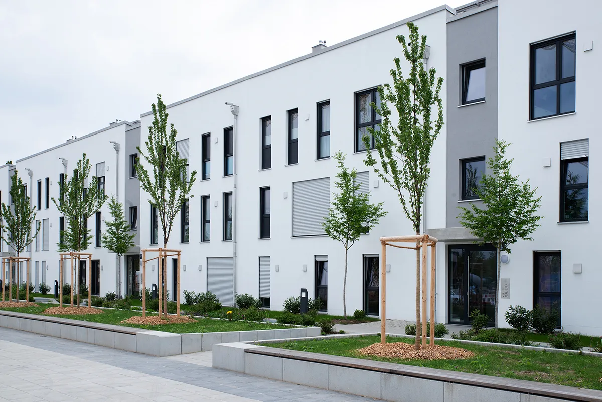 Elektriker bei Elektroarbeiten am Sicherungskasten