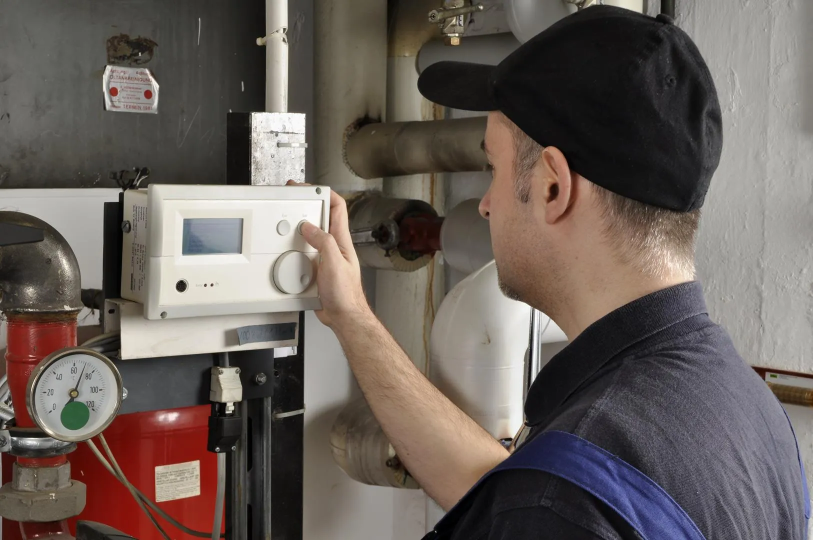 Handwerker-001 Handwerker der Leitz Maintenance GmbH bei Arbeiten in einer Immobilie